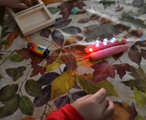 Circuits elèctrics amb "Squishy Circuits"