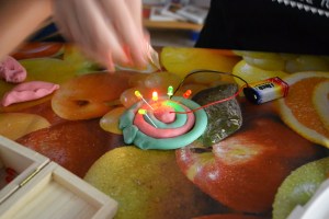 Circuits elèctrics amb "Squishy Circuits"