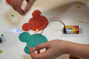 Taller Squishy Circuits Festa Aniversari