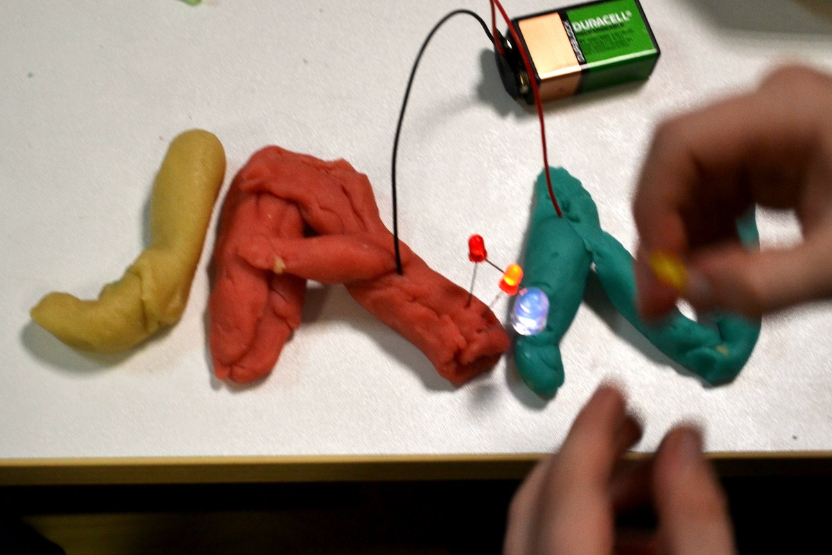 Taller Squishy Circuits Festa Aniversari