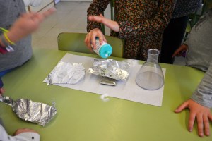 Volcà en erupció: reaccions àcid-base