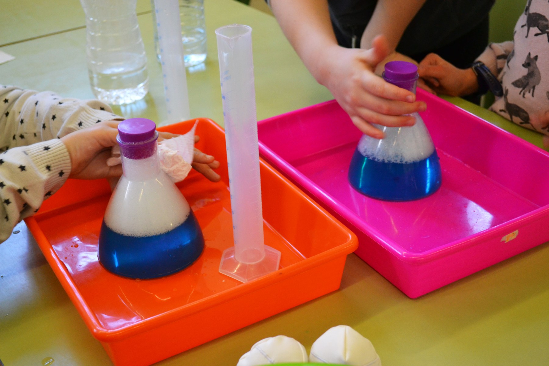 Volcà en erupció: reaccions àcid-base