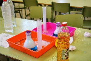 Volcà en erupció: reaccions àcid-base