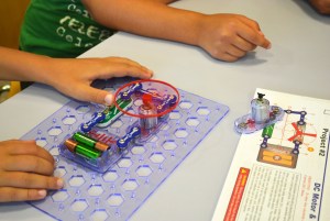 Taller circuits elèctrics Snap Circuits