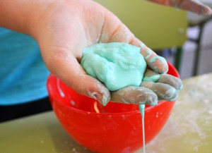 Oobleck fluid no newtonià taller extraescolar química