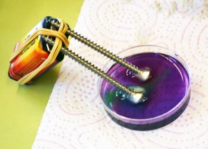 Tallers extraescolars química electròlisi amb pila