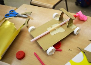 Tallers extraescolars - Cotxes propulsats amb globus