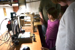 taller STEM/STEAM extraescolar/afterschool de labclub al made makerspace de barcelona amb 3d printer and laser-cutter