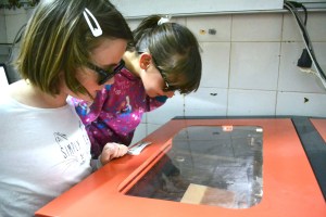 taller STEM/STEAM extraescolar/afterschool de labclub al made makerspace de barcelona amb 3d printer and laser-cutter