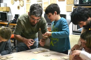 taller STEM/STEAM extraescolar/afterschool de labclub al made makerspace de barcelona amb 3d printer and laser-cutter