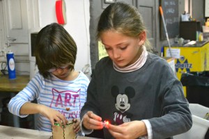 taller STEM/STEAM extraescolar/afterschool de labclub al made makerspace de barcelona amb 3d printer and laser-cutter