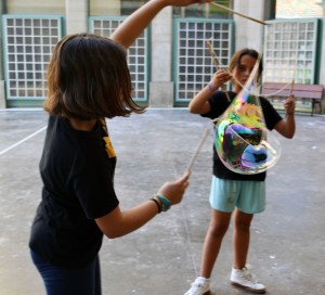 Tallers Extraescolars Ciència Bombolles Barcelona