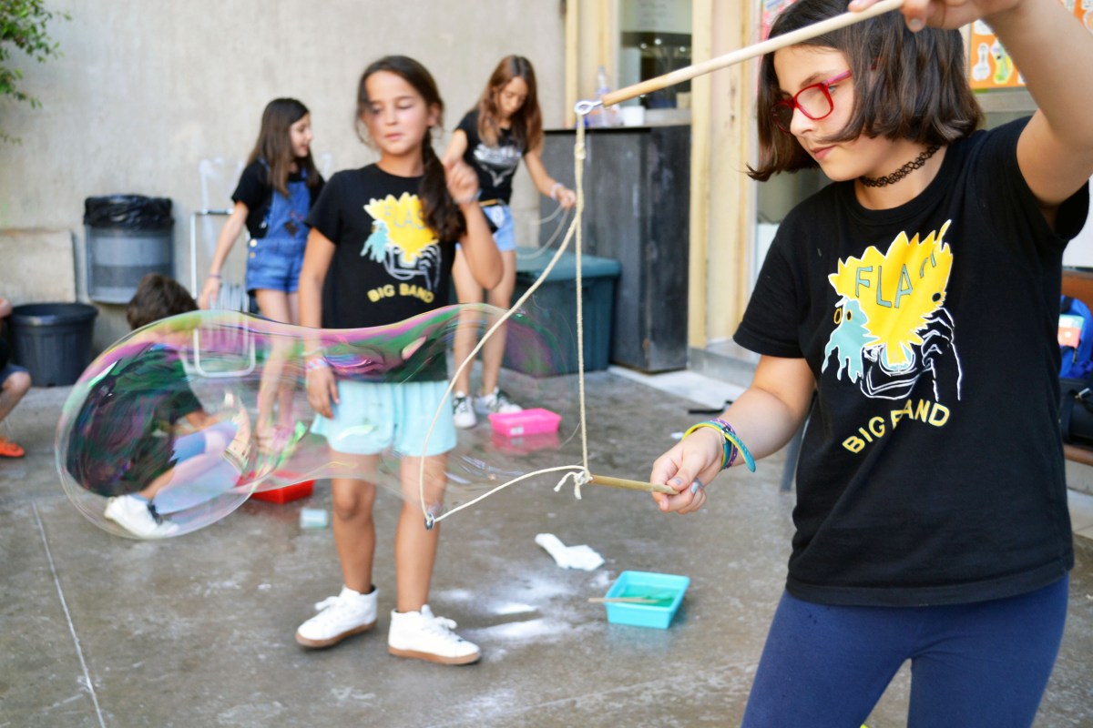 Tallers Extraescolars Ciència Bombolles Barcelona