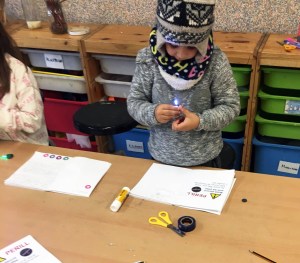 Tallers Extraescolars Ciència Circuits Elèctrics Throwies