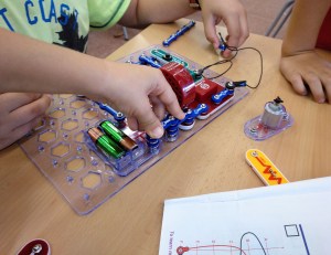 Taller extraescolar circuits elèctrics Snap Circuits STEM