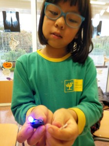 Tallers Extraescolars Ciència Circuits Elèctrics Throwies