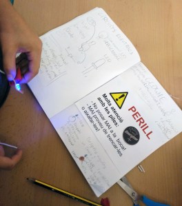 Tallers Extraescolars Ciència Circuits Elèctrics Throwies