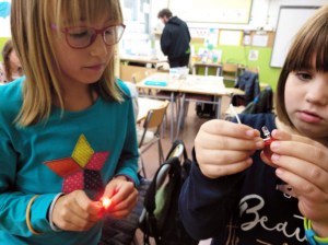 Tallers Extraescolars Ciència Circuits Elèctrics Throwies