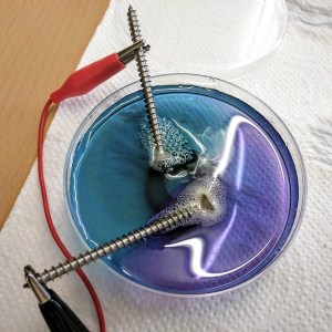 Taller Electròlisi Ciència Extraescolars