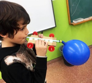 Tallers extraescolars - Cotxes propulsats amb globus STEAM Barcelona