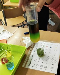 Tallers extraescolars química-física densitat dels líquids Barcelona