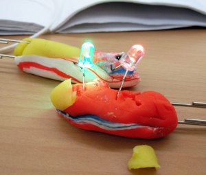 Tallers Extraescolars Ciència STEAM Circuits Play-Doh