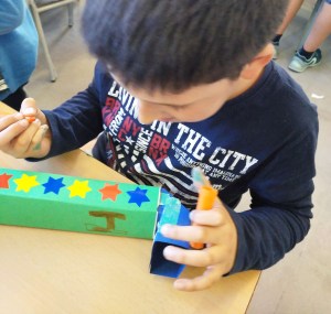 Taller construcció Periscopis Extraescolars Ciència Badalona