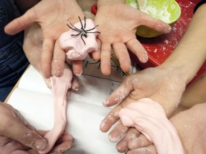 Tallers Extraescolars STEAM Slime Aranyes Invertebrats