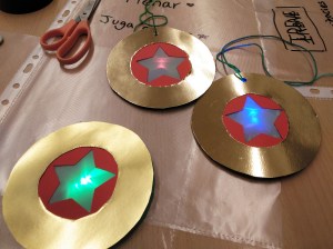 Tallers Extraescolars Tecnologia Maker STEAM Barcelona Decoracions de Nadal amb LEDs