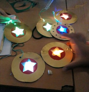 Tallers Extraescolars Tecnologia Maker STEAM Barcelona Decoracions de Nadal amb LEDs
