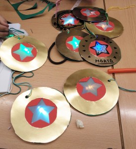 Tallers Extraescolars Tecnologia Maker STEAM Barcelona Decoracions de Nadal amb LEDs