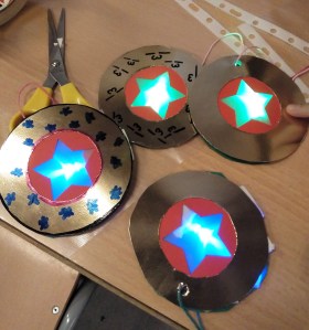 Tallers Extraescolars Tecnologia Maker STEAM Barcelona Decoracions de Nadal amb LEDs