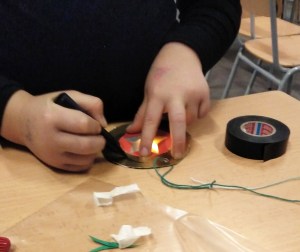 Tallers Extraescolars Tecnologia Maker STEAM Barcelona Decoracions de Nadal amb LEDs