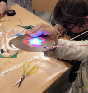 Tallers Extraescolars Tecnologia Maker STEAM Barcelona Decoracions de Nadal amb LEDs