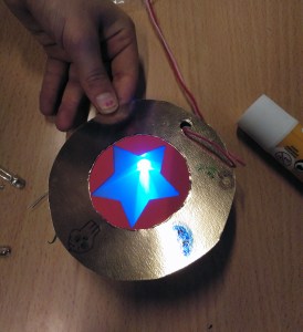 Tallers Extraescolars Tecnologia Maker STEAM Barcelona Decoracions de Nadal amb LEDs