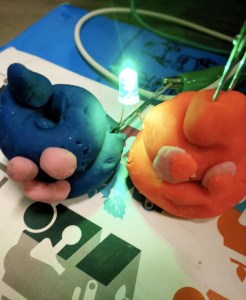 Tallers Extraescolars Ciència STEAM Circuits Play-Doh