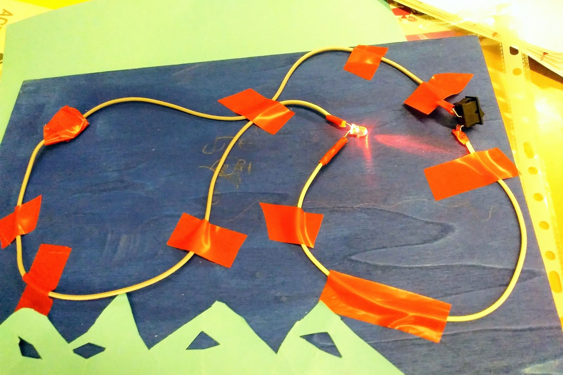 Tallers Extraescolars Ciència STEAM Circuits Elèctrics