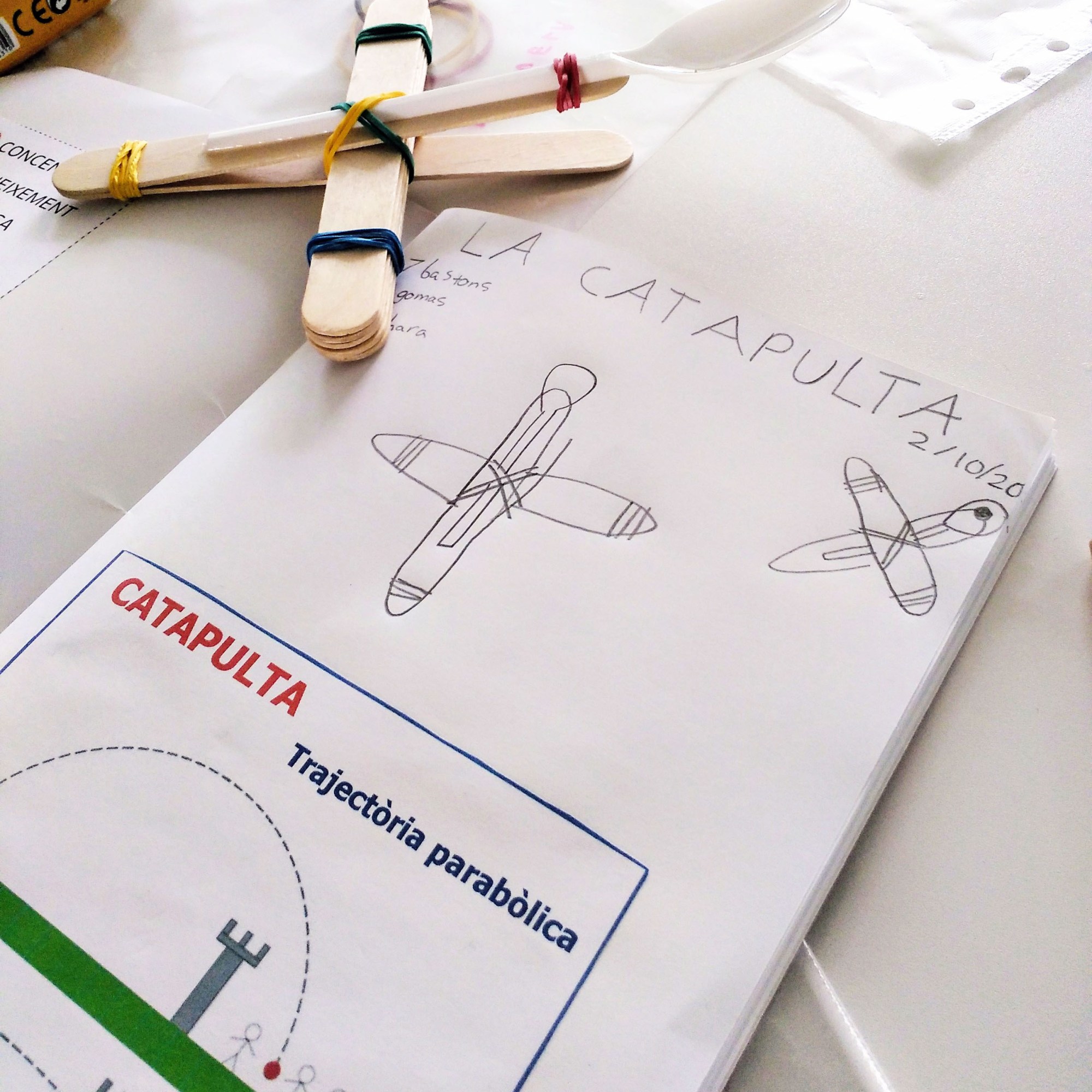Taller Ciència Física STEAM Catapultes trajectòria parabòlica