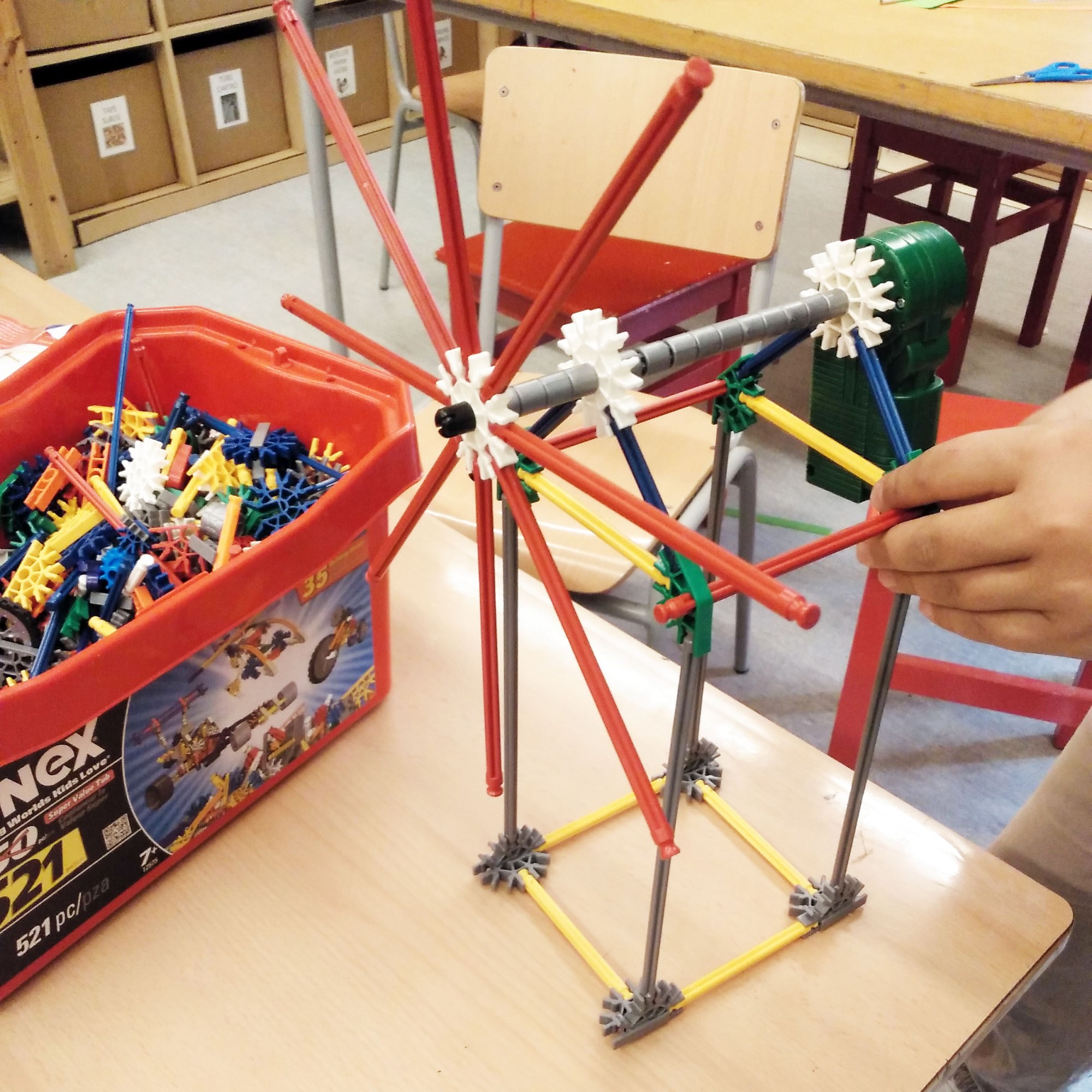Tallers Extraescolars Robòtica Tecnologia Programació K'Nex STEAM