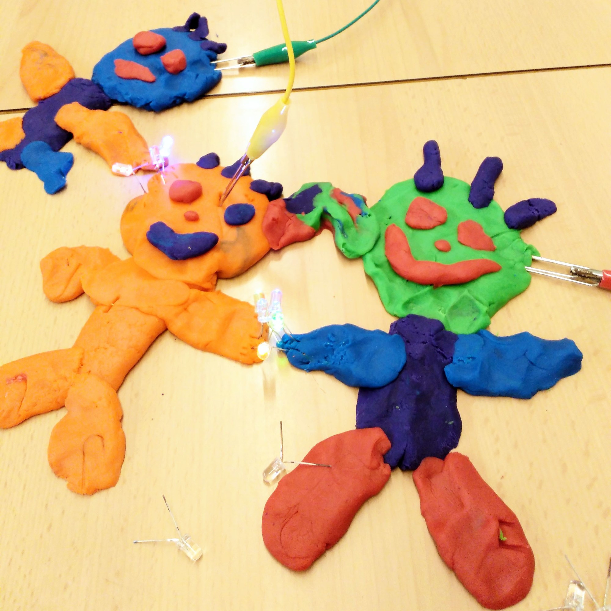 Tallers Ciència STEAM Circuits elèctrics Play-Doh