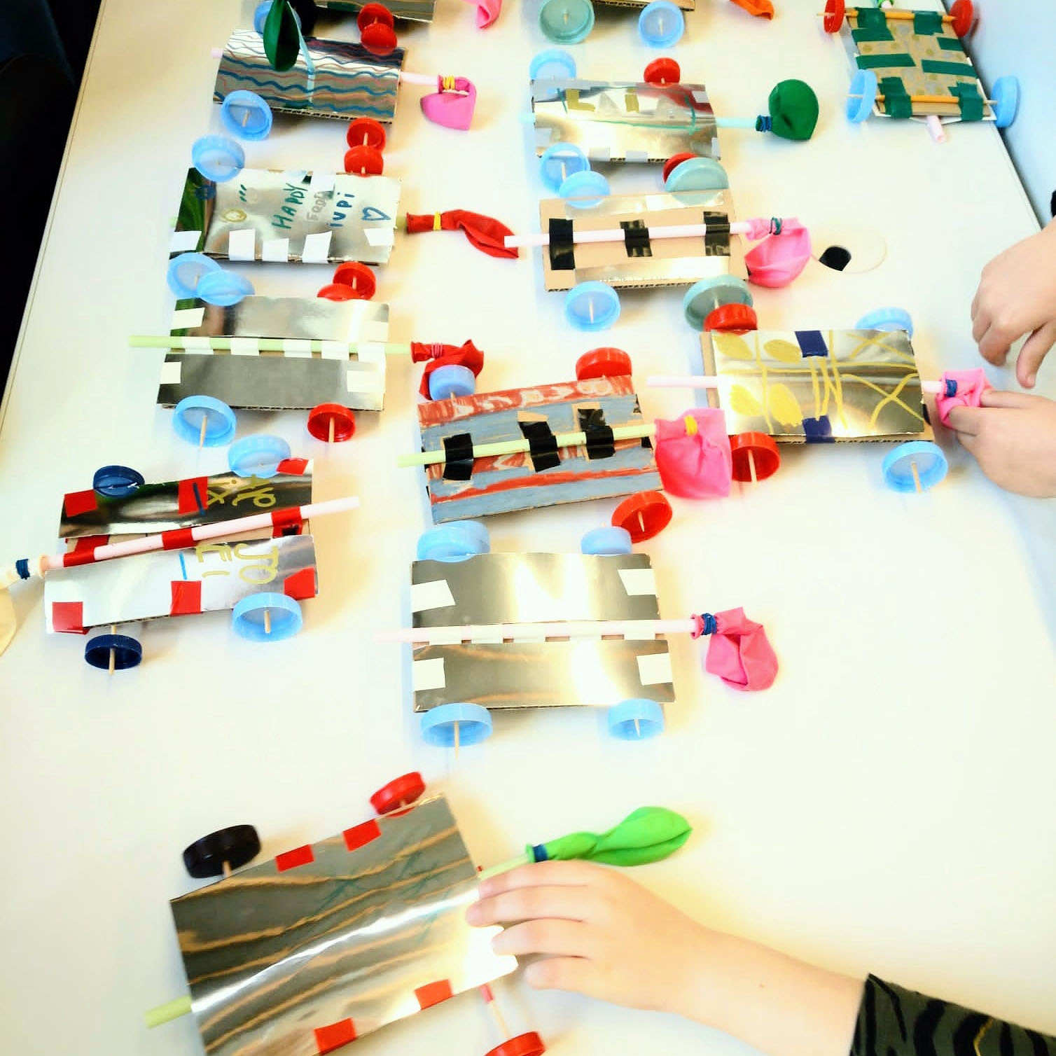 Tallers extraescolars - Cotxes propulsats amb globus STEAM