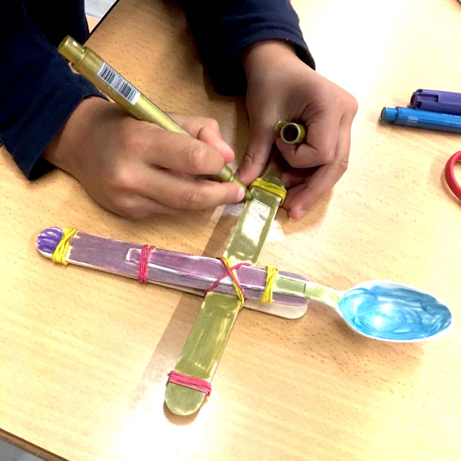 Taller Ciència Escoles Biblioteques Física STEAM Catapultes trajectòria parabòlica