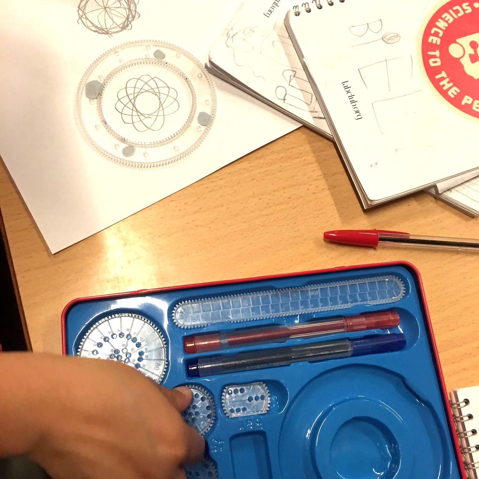 Taller Espirògraf Extraescolars Ciència Escoles STEAM