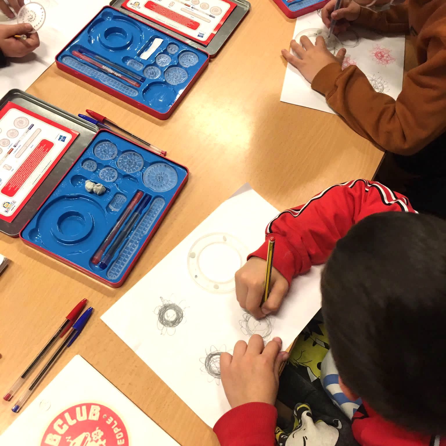 Taller Espirògraf Extraescolars Ciència Escoles STEAM