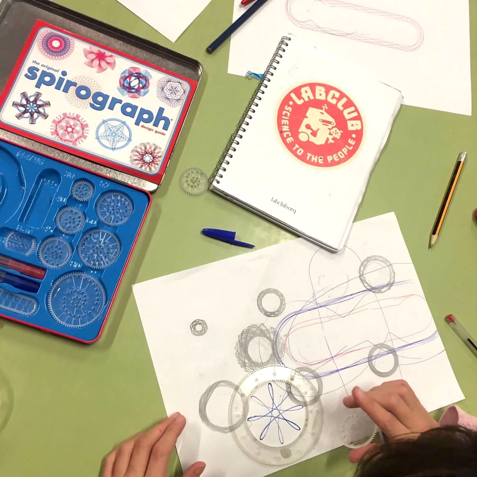 Taller Espirògraf Extraescolars Ciència Escoles STEAM