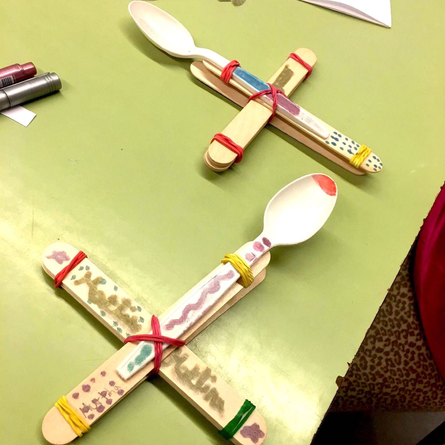 Taller Ciència Escoles Biblioteques Física STEAM Catapultes trajectòria parabòlica