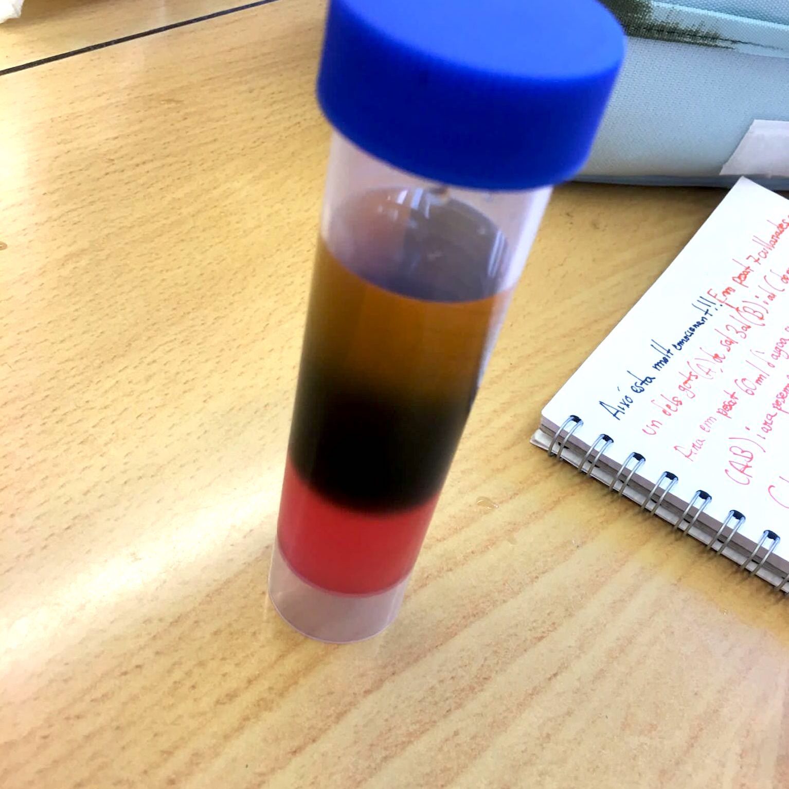 Tallers extraescolars química-física densitat dels líquids STEAM