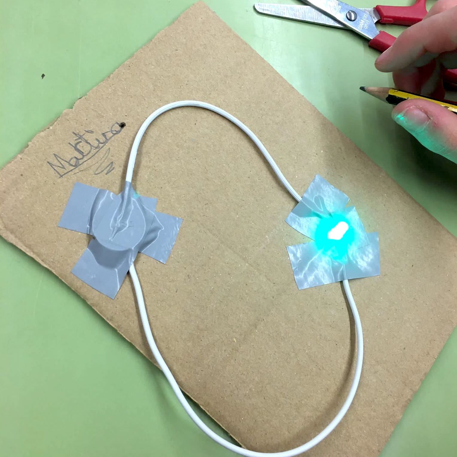 Tallers Escoles Ciència Tecnologia STEAM Circuits Elèctrics