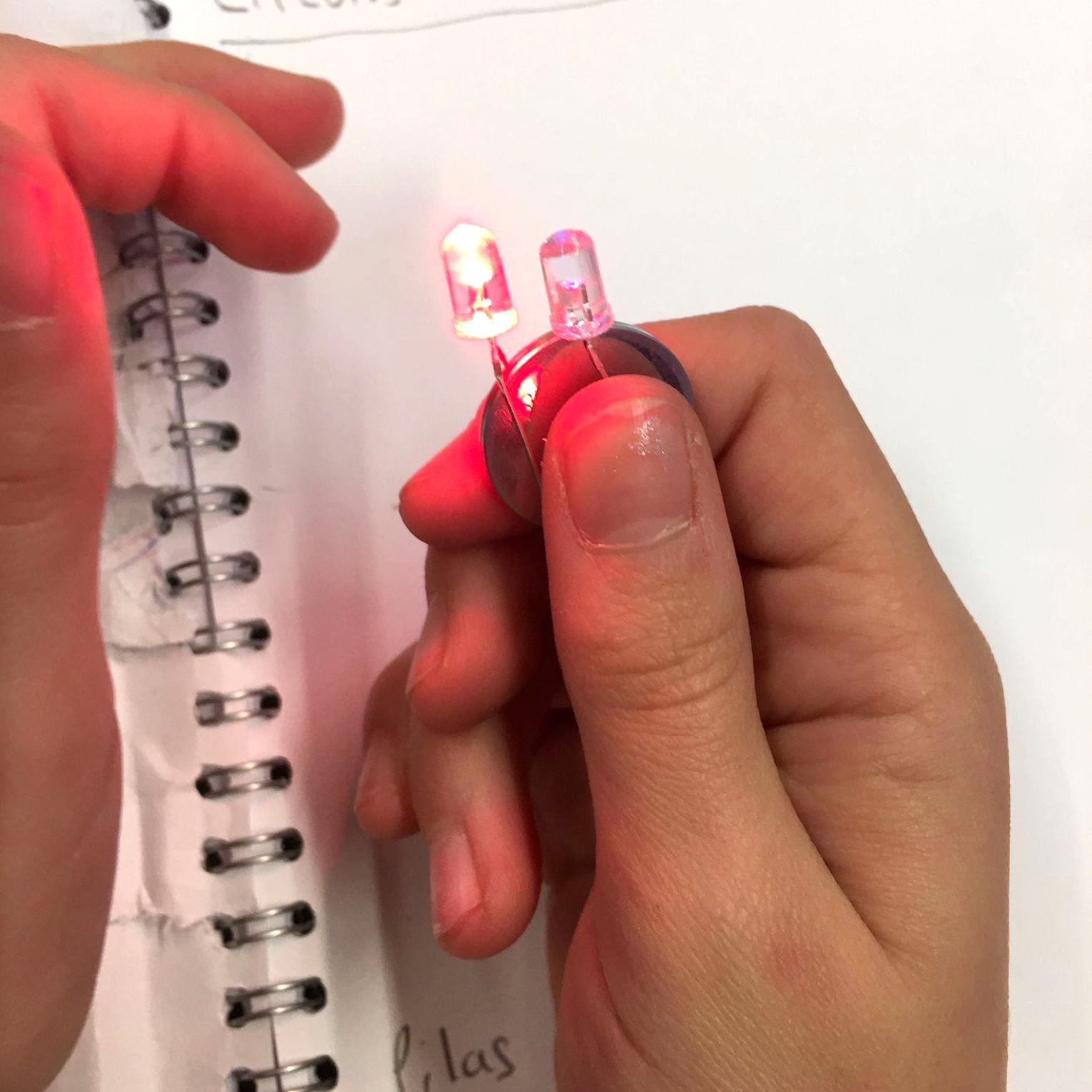 Tallers Escoles Ciència Tecnologia STEAM Circuits Elèctrics