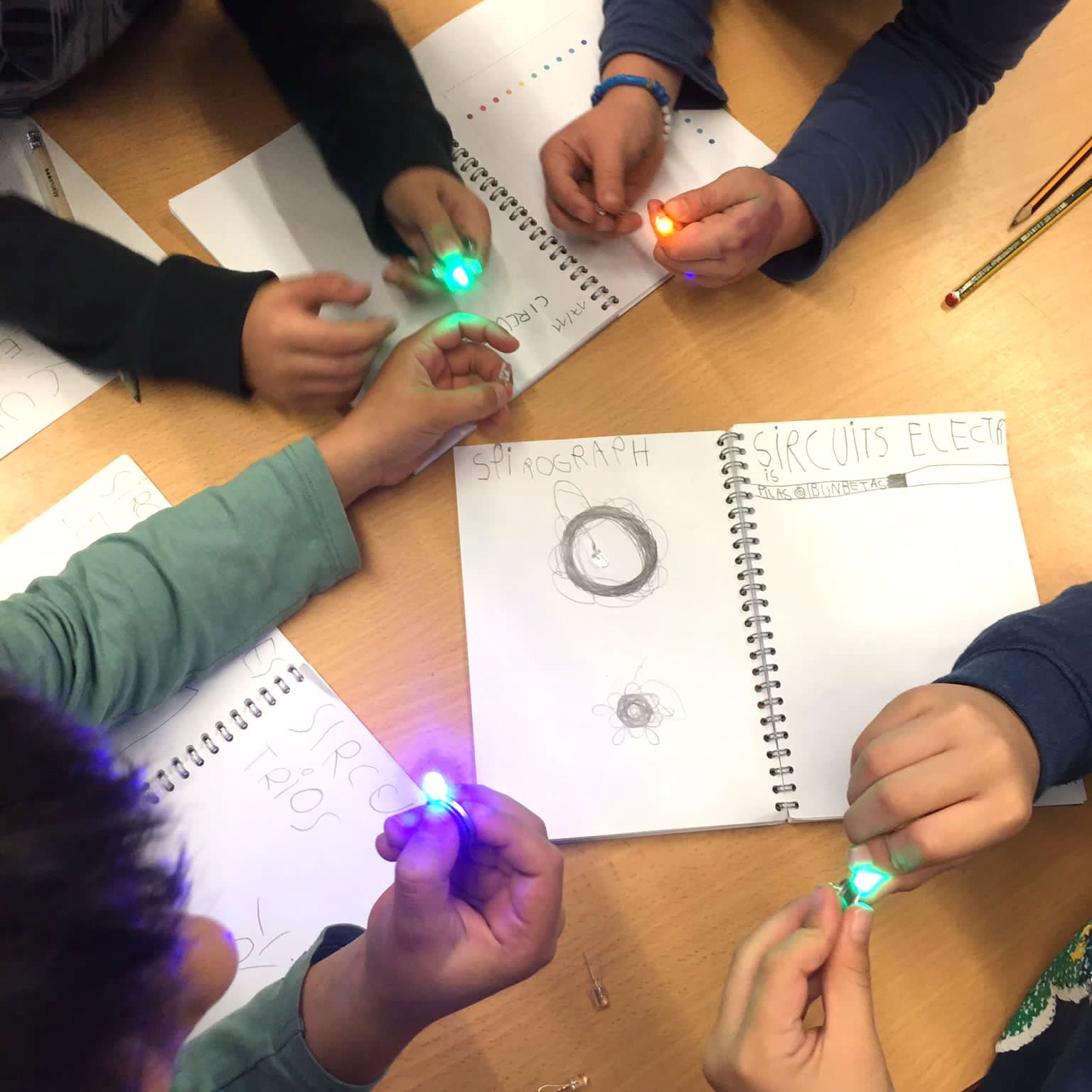 Tallers Escoles Ciència Tecnologia STEAM Circuits Elèctrics